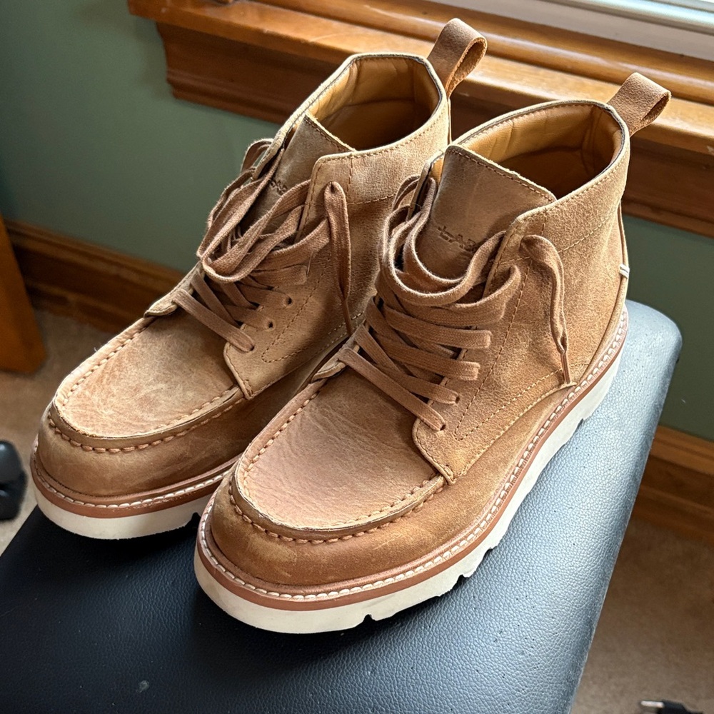 Vibram Men's Tan Suede Chukka Boots with White Sole